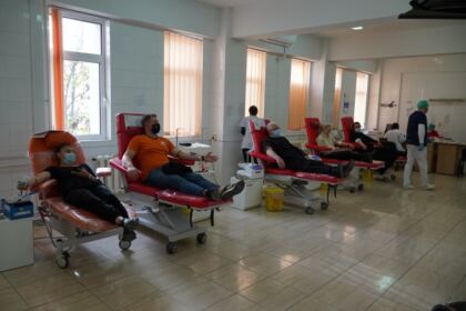 În Arhiepiscopia Dunării de Jos continuă campania de donare de sânge şi plasmă convalescentă Covid-19 – fotografia 21