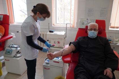 În Arhiepiscopia Dunării de Jos continuă campania de donare de sânge şi plasmă convalescentă Covid-19 – fotografia 22