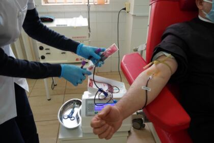 În Arhiepiscopia Dunării de Jos continuă campania de donare de sânge şi plasmă convalescentă Covid-19 – fotografia 23