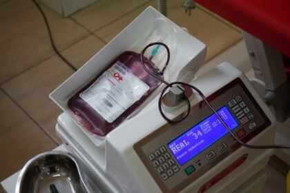 În Arhiepiscopia Dunării de Jos continuă campania de donare de sânge şi plasmă convalescentă Covid-19 – fotografia 24