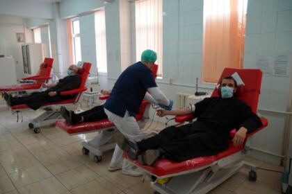 În Arhiepiscopia Dunării de Jos continuă campania de donare de sânge şi plasmă convalescentă Covid-19 – fotografia 25