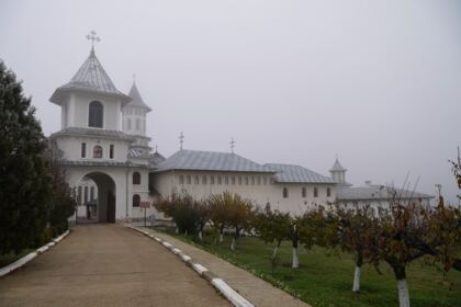 În Arhiepiscopia Dunării de Jos încă un cabinet medical mănăstiresc a fost dotat corespunzător – fotografia 1