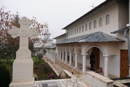 În Arhiepiscopia Dunării de Jos încă un cabinet medical mănăstiresc a fost dotat corespunzător – fotografia 3