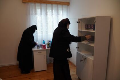 În Arhiepiscopia Dunării de Jos încă un cabinet medical mănăstiresc a fost dotat corespunzător – fotografia 25