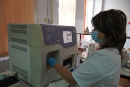 O nouă acţiune de donare de sânge a preoţilor şi credincioşilor din Protopopiatul Tecuci – fotografia 11