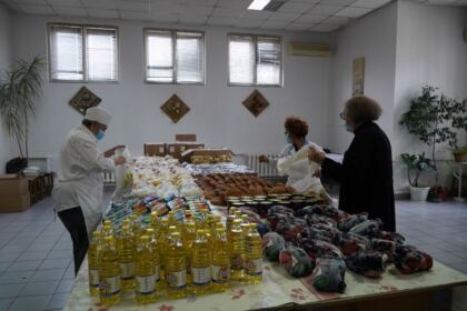 Ajutoare oferite de Parohia „Sfânta Cuvioasă Parascheva“ din Galați persoanelor nevoiaşe – fotografia 7