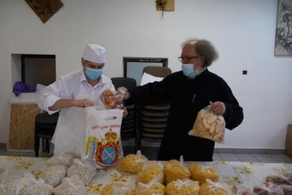 Ajutoare oferite de Parohia „Sfânta Cuvioasă Parascheva“ din Galați persoanelor nevoiaşe – fotografia 11