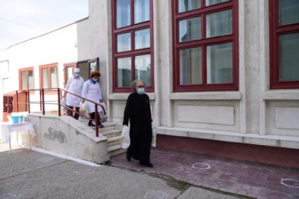 Ajutoare oferite de Parohia „Sfânta Cuvioasă Parascheva“ din Galați persoanelor nevoiaşe – fotografia 16
