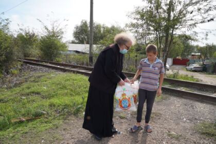 Ajutoare oferite de Parohia „Sfânta Cuvioasă Parascheva“ din Galați persoanelor nevoiaşe – fotografia 23