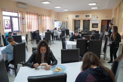 Asociaţia Multifuncțională Filantropică „Sfântul Spiridon“ din Galaţi oferă în continuare sprijin copiilor şi familiilor nevoiaşe – fotografia 29