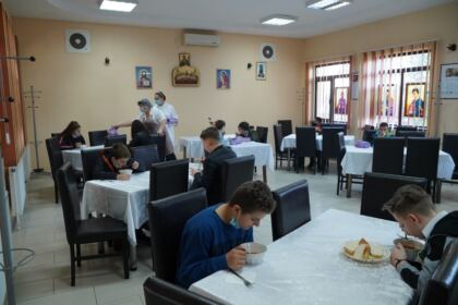 Asociaţia Multifuncțională Filantropică „Sfântul Spiridon“ din Galaţi oferă în continuare sprijin copiilor şi familiilor nevoiaşe – fotografia 32