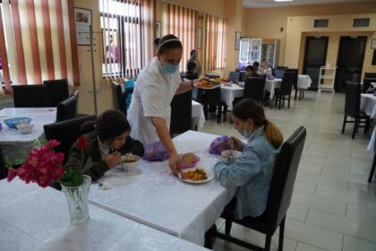 Asociaţia Multifuncțională Filantropică „Sfântul Spiridon“ din Galaţi oferă în continuare sprijin copiilor şi familiilor nevoiaşe – fotografia 33