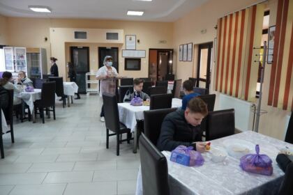Asociaţia Multifuncțională Filantropică „Sfântul Spiridon“ din Galaţi oferă în continuare sprijin copiilor şi familiilor nevoiaşe – fotografia 34
