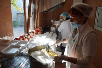 Centrul social „Sfânta Filofteia“ din Brăila sprijină familiile cu mulţi copii – fotografia 3