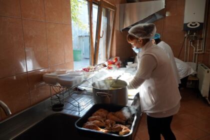 Centrul social „Sfânta Filofteia“ din Brăila sprijină familiile cu mulţi copii – fotografia 6