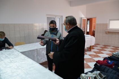 Centrul social „Sfânta Filofteia“ din Brăila sprijină familiile cu mulţi copii – fotografia 11