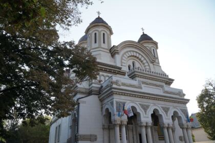 Praznicul Înălţării Sfintei Cruci la Catedrala Arhiepiscopală din Galaţi şi daruri la început de an şcolar – fotografia 1