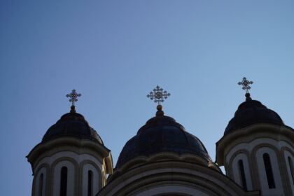 Praznicul Înălţării Sfintei Cruci la Catedrala Arhiepiscopală din Galaţi şi daruri la început de an şcolar – fotografia 2