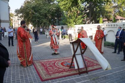 Praznicul Înălţării Sfintei Cruci la Catedrala Arhiepiscopală din Galaţi şi daruri la început de an şcolar – fotografia 6