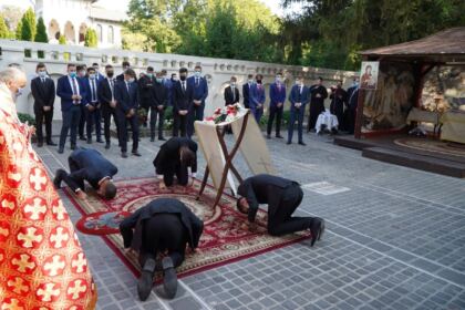 Praznicul Înălţării Sfintei Cruci la Catedrala Arhiepiscopală din Galaţi şi daruri la început de an şcolar – fotografia 9