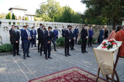 Praznicul Înălţării Sfintei Cruci la Catedrala Arhiepiscopală din Galaţi şi daruri la început de an şcolar – fotografia 11