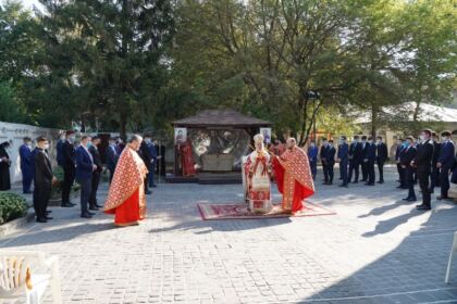Praznicul Înălţării Sfintei Cruci la Catedrala Arhiepiscopală din Galaţi şi daruri la început de an şcolar – fotografia 15