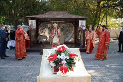 Praznicul Înălţării Sfintei Cruci la Catedrala Arhiepiscopală din Galaţi şi daruri la început de an şcolar – fotografia 17