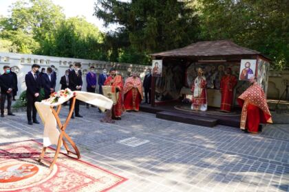 Praznicul Înălţării Sfintei Cruci la Catedrala Arhiepiscopală din Galaţi şi daruri la început de an şcolar – fotografia 18