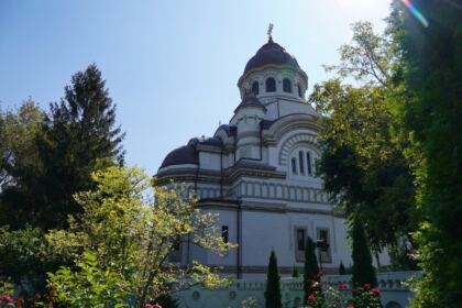 Praznicul Înălţării Sfintei Cruci la Catedrala Arhiepiscopală din Galaţi şi daruri la început de an şcolar – fotografia 1