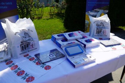 Praznicul Înălţării Sfintei Cruci la Catedrala Arhiepiscopală din Galaţi şi daruri la început de an şcolar – fotografia 3