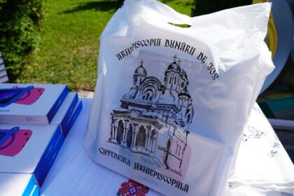 Praznicul Înălţării Sfintei Cruci la Catedrala Arhiepiscopală din Galaţi şi daruri la început de an şcolar – fotografia 6