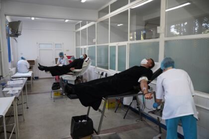 În Arhiepiscopia Dunării de Jos continuă campanie de donare de sânge – fotografia 17