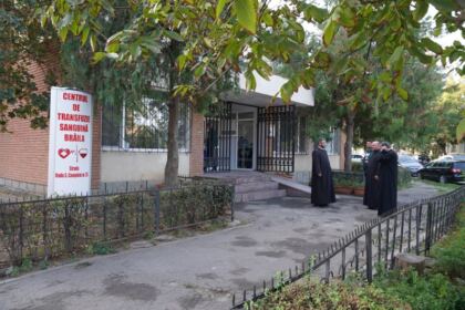 Săptămânal preoţi şi credincioşi din Arhiepiscopia Dunării se mobilizează pentru a dona sânge – fotografia 1