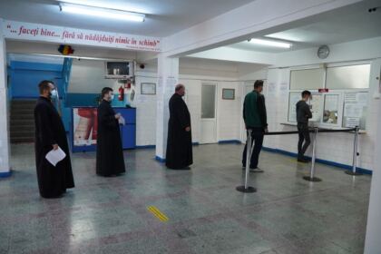 Săptămânal preoţi şi credincioşi din Arhiepiscopia Dunării se mobilizează pentru a dona sânge – fotografia 6