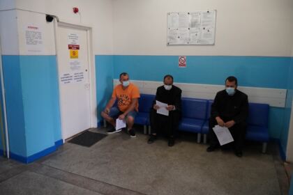 Săptămânal preoţi şi credincioşi din Arhiepiscopia Dunării se mobilizează pentru a dona sânge – fotografia 10