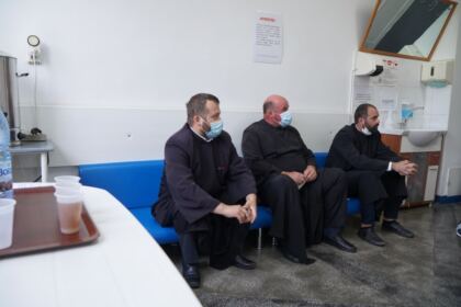 Săptămânal preoţi şi credincioşi din Arhiepiscopia Dunării se mobilizează pentru a dona sânge – fotografia 11