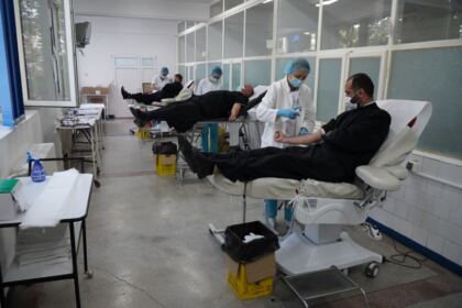 Săptămânal preoţi şi credincioşi din Arhiepiscopia Dunării se mobilizează pentru a dona sânge – fotografia 12