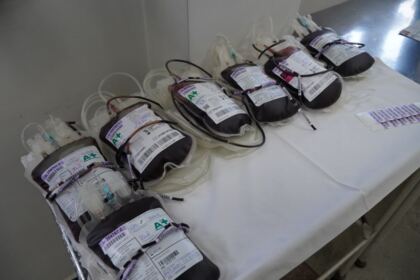 Săptămânal preoţi şi credincioşi din Arhiepiscopia Dunării se mobilizează pentru a dona sânge – fotografia 13