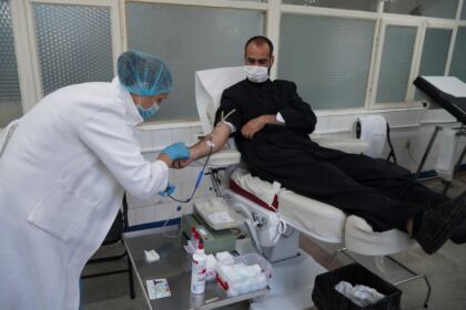 Săptămânal preoţi şi credincioşi din Arhiepiscopia Dunării se mobilizează pentru a dona sânge – fotografia 14