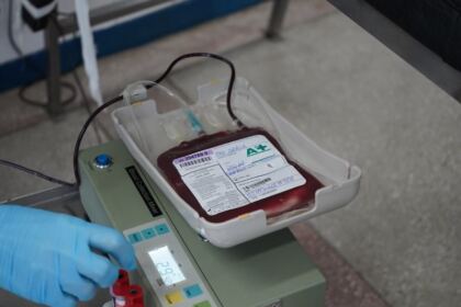 Săptămânal preoţi şi credincioşi din Arhiepiscopia Dunării se mobilizează pentru a dona sânge – fotografia 15
