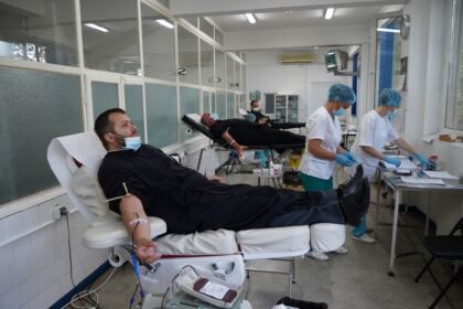 Săptămânal preoţi şi credincioşi din Arhiepiscopia Dunării se mobilizează pentru a dona sânge – fotografia 16