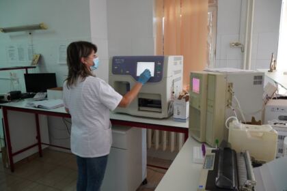 Preoţi şi credincioşi din Protopopiatul Nicoreşti au donat sânge la Galaţi – fotografia 17