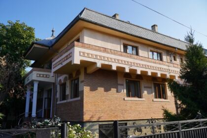 Arhiepiscopia Dunării de Jos oferă ghiozdane şi rechizite şcolare copiilor nevoiaşi – fotografia 1