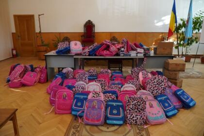 Arhiepiscopia Dunării de Jos oferă ghiozdane şi rechizite şcolare copiilor nevoiaşi – fotografia 2