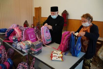 Arhiepiscopia Dunării de Jos oferă ghiozdane şi rechizite şcolare copiilor nevoiaşi – fotografia 3