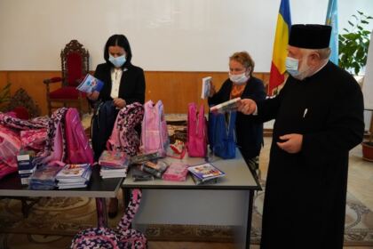 Arhiepiscopia Dunării de Jos oferă ghiozdane şi rechizite şcolare copiilor nevoiaşi – fotografia 5