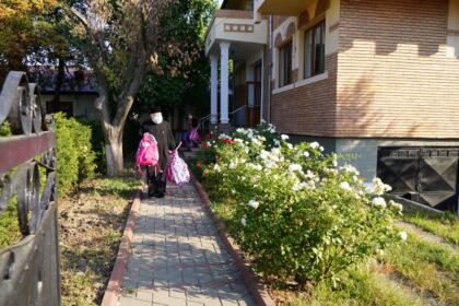 Arhiepiscopia Dunării de Jos oferă ghiozdane şi rechizite şcolare copiilor nevoiaşi – fotografia 6