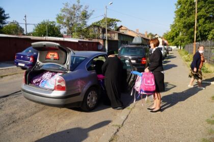 Arhiepiscopia Dunării de Jos oferă ghiozdane şi rechizite şcolare copiilor nevoiaşi – fotografia 8