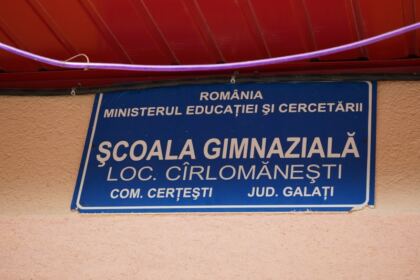 Arhiepiscopia Dunării de Jos oferă ghiozdane şi rechizite şcolare copiilor nevoiaşi – fotografia 11