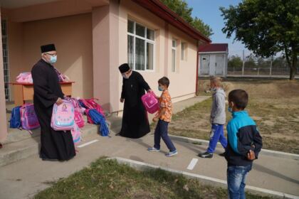 Arhiepiscopia Dunării de Jos oferă ghiozdane şi rechizite şcolare copiilor nevoiaşi – fotografia 13